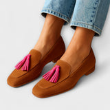 Mocassins cor-de-rosa em camurça com borlas decorativas
