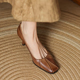 Sapatos Marisol de salto quadrado em couro