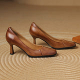 Sapatos Marisol de salto quadrado em couro
