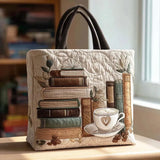 Dores™ | Bolsa Tote Artesanal com Estampado de Livros e Café