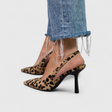 Manuela™ | Escarpim slingback com padrão leopardo e salto fino
