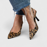 Manuela™ | Escarpim slingback com padrão leopardo e salto fino