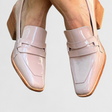 Mocassins Selma em verniz rosa com biqueira quadrada e salto alto